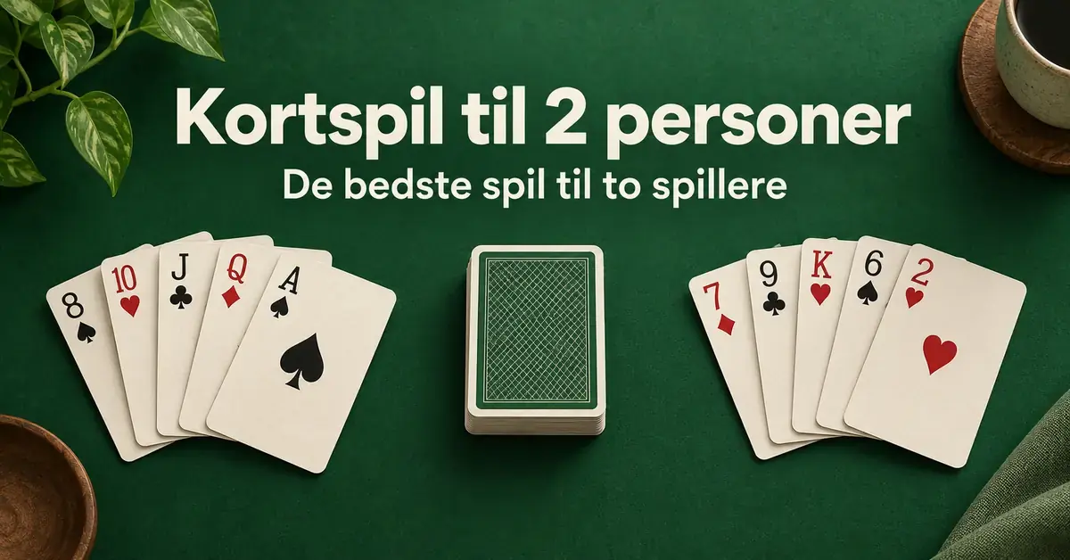 To vifter af spillekort og en kortbunke på et grønt bord med teksten »Kortspil til 2 personer – De bedste spil til to spillere«.